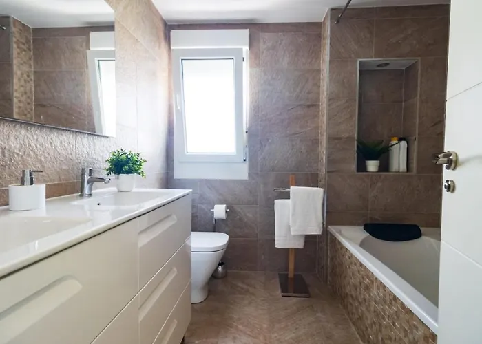 Apartamento Lujoso ático Entre 2 Playas Con Garaje, Terraza, Vistas Y Wifi *