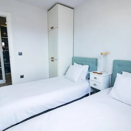 Lujoso Atico Entre 2 Playas Con Garaje, Terraza, Vistas Y Wifi *